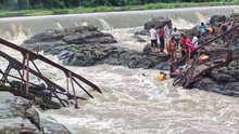 Sập cầu tại điểm du lịch nổi tiếng Ấn Độ, nhiều người thiệt mạng và bị cuốn trôi