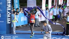 Runner Kenya gây sốc khi vô địch VnExpress Marathon Quy Nhơn với đôi dép xỏ ngón