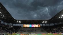 Một trận đấu tại FIFA Club World Cup 2025 bị hoãn giữa chừng do mưa bão
