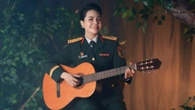 Đại úy - ca sĩ Lương Nguyệt Anh nhận Bằng khen của Bộ Quốc phòng