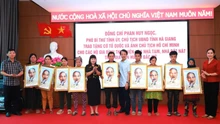 Tặng cờ Tổ quốc, ảnh Bác Hồ tại các xã mới ở vùng cao Hà Giang