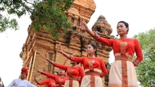 Khi vũ điệu Chăm làm 'sống' lại không gian tháp cổ