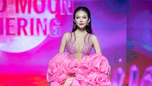 Đinh Thị Triều Tiên "bứt phá" tại fashion show của Miss Cosmo Vietnam