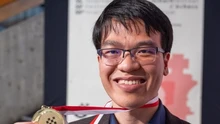 Lê Quang Liêm đứng trên nhà vô địch World Cup ở BXH cờ vua thế giới