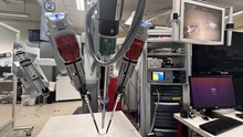 Robot ứng dụng AI trong phẫu thuật, mở đường cho y khoa tự động