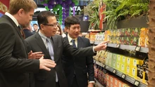 Tiếp sức cho hàng Việt đứng vững trên "sân nhà"