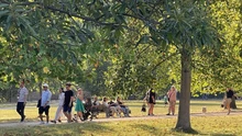 Người dân London đổ tới các công viên tránh nóng