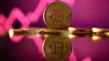 Giá Bitcoin tiếp tục phá kỷ lục, vượt mốc 121.000 USD