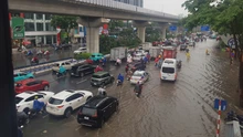 Mưa lớn chiều 14/7, khiến nhiều tuyến phố Hà Nội bị ngập úng