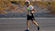 Cụ ông 80 tuổi hoàn thành giải ultramarathon khắc nghiệt nhất thế giới trong chưa đầy 48 giờ