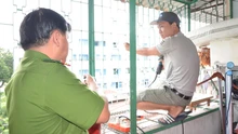 Cư dân chung cư TP HCM đồng loạt tháo dỡ “chuồng cọp”