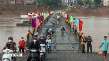 Cầu phao Phong Châu hoạt động trở lại