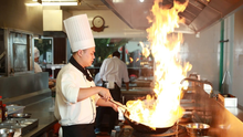 Đồng phục nhà hàng khách sạn: không chỉ cho có, mà phải khiến khách nhớ
