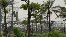Sân khấu đổ sau cơn dông, đêm nhạc bị hủy ở Quảng Ninh