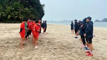 Đội tuyển nữ Việt Nam tranh thủ tập luyện trước khi bão Wipha đổ bộ