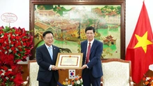 Đại sứ Du lịch Việt Nam tại Hàn Quốc Lý Xương Căn nhận bằng khen của Bộ VHTTDL
