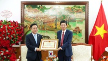 Trao Bằng khen cho Đại sứ du lịch Lý Xương Căn, hậu duệ của vua Lý Thái Tổ