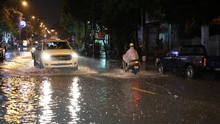  Nhiều tuyến phố tại Hà Nội ngập úng cục bộ do mưa lớn