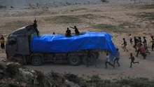 Xung đột Hamas-Israel: Các đoàn xe viện trợ bắt đầu di chuyển vào Gaza