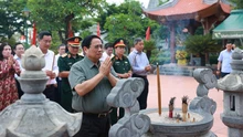 Thủ tướng dâng hương tưởng niệm Anh hùng liệt sĩ tại Quảng Trị