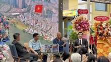 Kết nối ký ức dân tộc và nhịp sống thành phố qua ảnh Nguyễn Á
