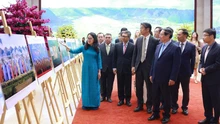 Thủ tướng tham quan trưng bày ảnh của TTXVN về Việt Nam với APEC