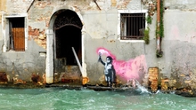 Venice phục chế tranh tường của Banksy