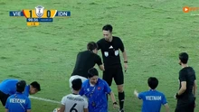 Cận cảnh HLV Kim Sang Sik nhận thẻ vàng và 'vái trọng tài', trợ lý U23 Indonesia dính thẻ đỏ