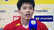 Đình Bắc nhận danh hiệu Cầu thủ hay nhất U23 Đông Nam Á 2025 với cái cổ bị cào xước