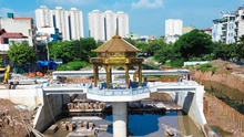 Đập dâng có đài quan sát trên sông Tô Lịch dần thành hình
