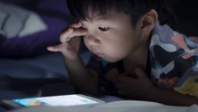 Cảnh báo chứng lác mắt ở giới trẻ do sử dụng thiết bị điện tử