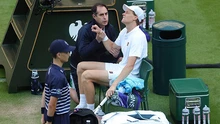 Jannik Sinner rất đau khi giao bóng và đánh thuận tay, đối mặt nguy cơ chia tay Wimbledon 2025 sớm