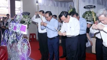 Lãnh đạo Thành phố Hồ Chí Minh viếng các nạn nhân tử vong vụ cháy chung cư Độc Lập
