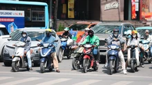 Hình ảnh người dân Hà Nội chống chọi với nắng nóng gay gắt