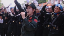 Ca sĩ Duyên Quỳnh tiếp lửa tinh thần cho chiến sĩ Công an nhân dân tham gia diễu binh A80