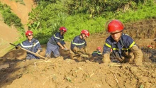 Hình ảnh chiến sĩ ngâm bùn tìm kiếm nạn nhân mất tích do sạt lở đất ở Điện Biên