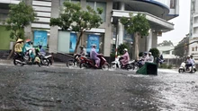 Dự báo thời tiết ngày 12/8: Mưa lớn cục bộ trên đất liền và gió giật mạnh, sóng cao trên nhiều khu vực biển