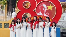 Lan tỏa tình yêu nước với tà áo dài và hình ảnh lá cờ Tổ quốc