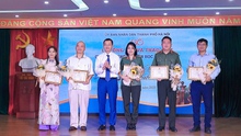 "Ngọn đèn trong đêm rất khuya âm thầm cháy…"