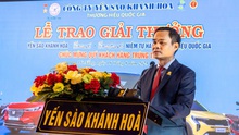 Khách hàng Huế trúng ô tô trong lễ trao giải tri ân của Yến sào Khánh Hòa tại Đà Nẵng