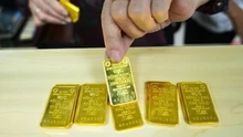 Giá vàng trong nước đứng yên, giá thế giới hạn nhiệt