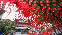 Sắc đỏ ngập tràn ngõ phố Thủ đô
