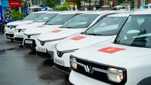 VinFast tặng 100.000 bộ decal Quốc kỳ - Mừng 80 năm Quốc khánh