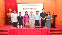 Khu Di tích Phủ Chủ tịch tiếp nhận hiện vật do người cận vệ trung thành của Bác Hồ trao tặng