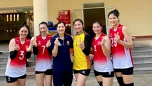 Hoa khôi bóng chuyền Phạm Thị Yến tái xuất thi đấu cùng ngôi sao cao gần 1m9 và những cựu binh, không quên 'báo cáo' với chồng