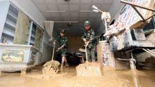Bộ đội, công an Sơn La khẩn trương giúp người dân khắc phục hậu quả mưa lũ