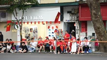 Hà Nội: Người dân ngay ngắn xếp hàng mong chờ đến giờ tổng hợp luyện lần thứ nhất