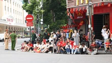 VIDEO buổi tổng hợp luyện đầu tiên: Người dân chờ kín phố