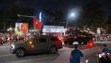 Người dân Thủ đô chào đón các khối tổng hợp luyện diễu binh, diễu hành lần thứ nhất 