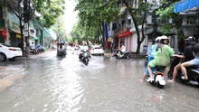 Cảnh báo mưa kèm lốc sét khu vực nội thành Hà Nội